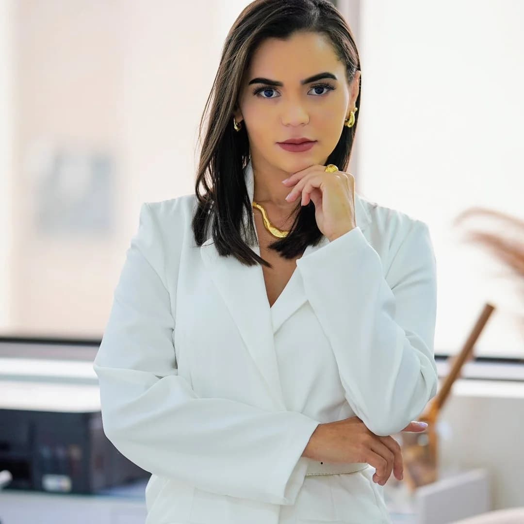 Dra. Daniele Evelin — Especialista em Otomodelação